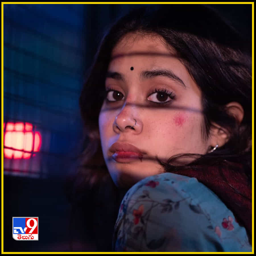 తనను హీరోయిన్ చేయటం అమ్మకు అస్సలు ఇష్టం లేదన్న విషయాన్ని రీసెంట్ ఇంటర్వ్యూలో రివీల్ చేశారు జాన్వీ కపూర్.
చిన్నతనంలోనే సినీ రంగంలో అడుగు పెట్టిన శ్రీదేవి ఫ్యామిలీకి ఏ మాత్రం టైమ్ ఇవ్వలేకపోయారట. అందుకే జాన్వీని సినిమాల్లోకి తీసుకురాకూడదని నిర్ణయించుకున్నారు.