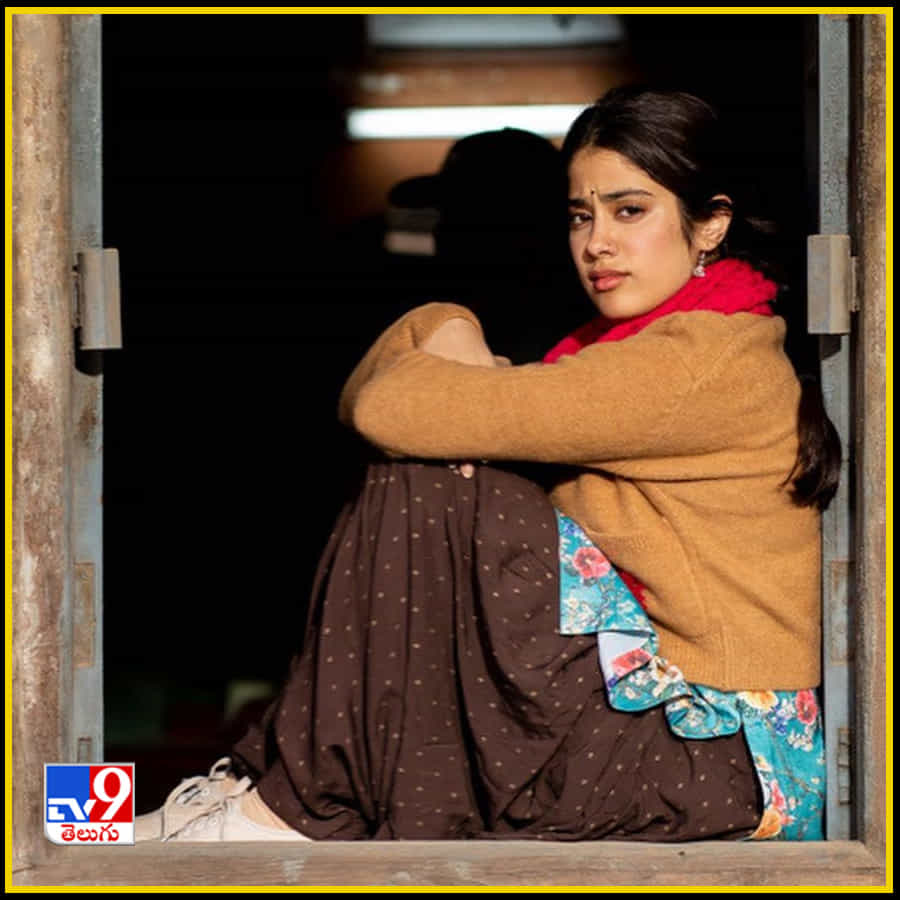 కానీ జాన్వీ నటిస్తానని పట్టుబట్టడంతో కొంత కాలం మాత్రమే సినిమాలు చేయాలన్న మాట తీసుకొని ఆ తరువాత డెబ్యూ మూవీ వర్క్ స్టార్ట్ చేశారని చెప్పారు జాన్వీ.