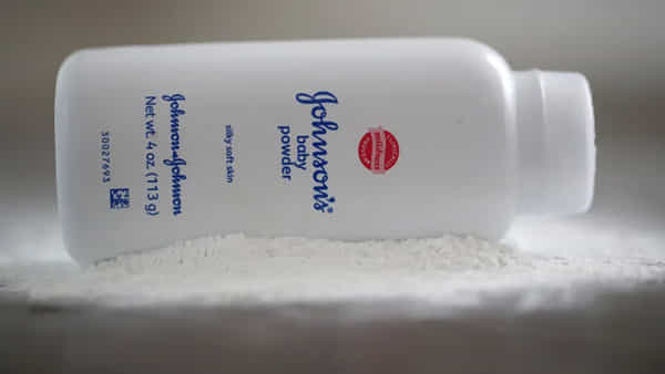 Johnson & Johnson: బేబీ పౌడర్తో క్యాన్సర్... ఆరోపణల నేపథ్యంలో సంచలన నిర్ణయం తీసుకున్న జాన్సన్ & జాన్సన్..