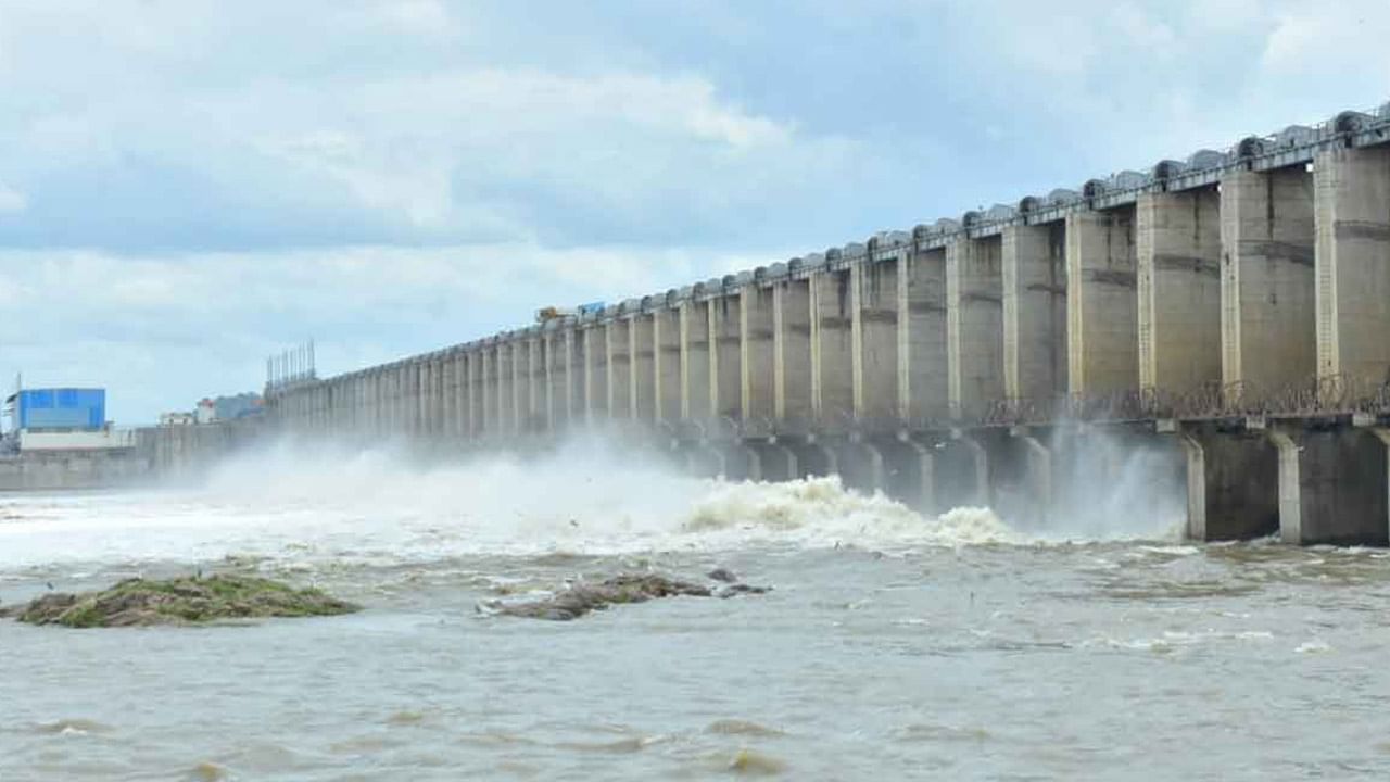 Jurala Dam: జురాల ప్రాజెక్ట్‌కు ప్రమాదం పొంచి ఉందా?.. ప్రాజెక్ట్ పైనుంచి రాకపోకలను నిలిపివేయనున్నారా?