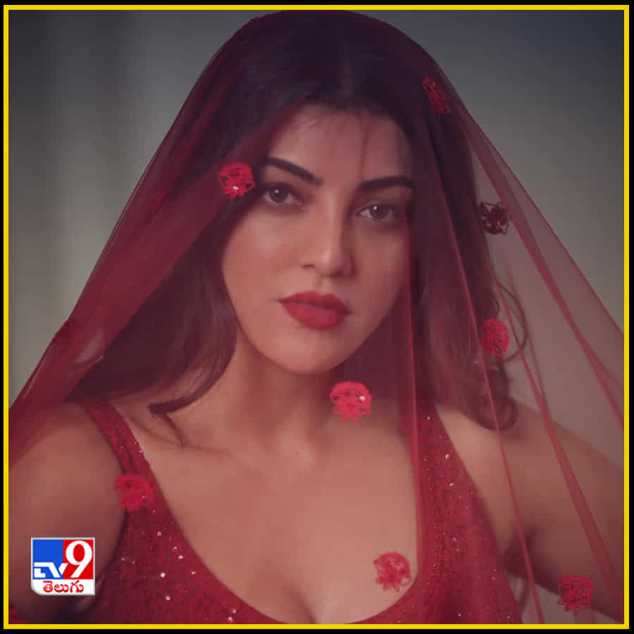 ఎక్స్‌పరిమెంటల్‌ జానర్‌లో ఓ సినిమా చేసేందుకు రెడీ అవుతున్నారు ఈ బ్యూటీ. ఇలా వరుసగా నటనకు స్కోప్‌ ఉన్న క్యారెక్టర్స్‌ మాత్రమే సెలక్ట్ చేసుకుంటుండంతో చందమామ ఇక గ్లామర్‌ రోల్స్ చేయారా అన్న చర్చ మొదలైంది.