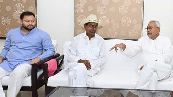 CM KCR: సైనికుల కుటుంబాలకు ఆర్థికసాయం అందించిన సీఎం కేసీఆర్.. పొగడ్తలతో ముంచెత్తిన బీహార్ సీఎం..