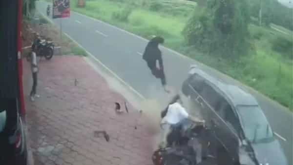 Watch Video: స్కూటర్ను ఢీకొట్టిన కారు.. గాలిలో పల్టీలు కొట్టిన మహిళ.. షాకింగ్ వీడియో