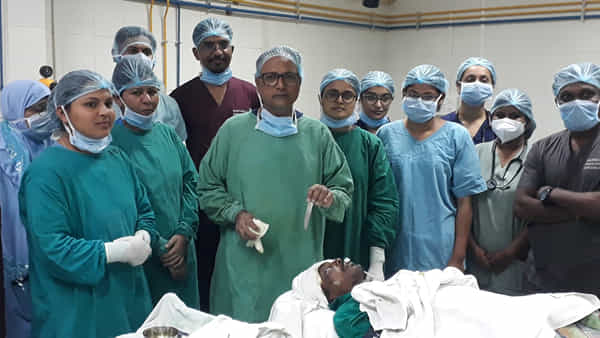 Viral: వ్యక్తి కంట్లోకి దూసుకెళ్లిన 6 అంగుళాల కత్తి.. పరిశీలించిన డాక్టర్లే షాకే.. ఆ తర్వాత