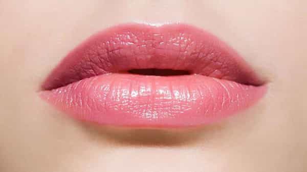 Beauty tips: పెదవులు లేత పింక్ కలర్లో మెరిసిపోవాలంటే.. రోజూ ఇలా చేయండి..