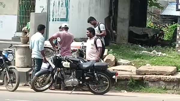 AP News: వేడుకున్నా కనికరించలేదు.. బైక్ ఎత్తుకెళ్లారు.. రెచ్చిపోయిన ఫైనాన్స్ కంపెనీ ఏజెంట్లు..