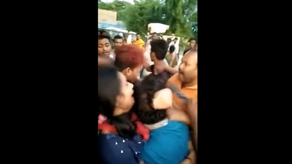 Viral Video: ప్రియుడిపై మూకుమ్మడి దాడికి దిగిన గ్రామస్తులు.. అది తట్టుకోలేక ప్రియురాలు ఏం చేసిందంటే..