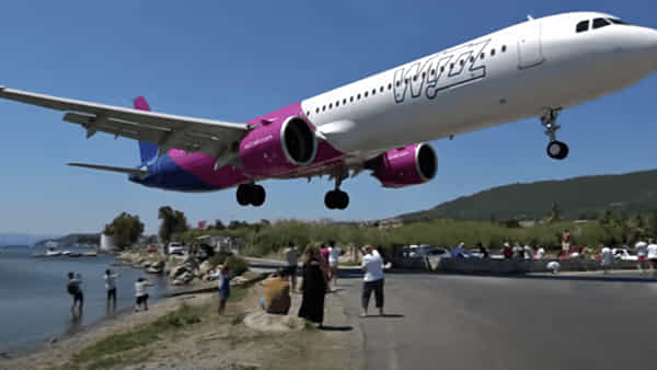 Plane Landing: ఈ తరహా విమానం ల్యాండింగ్ ఎప్పుడూ చూసి ఉండరు.. మనుషుల తలలు తాకుతూ వెళ్తోంది.. వైరలవుతున్న వీడియో