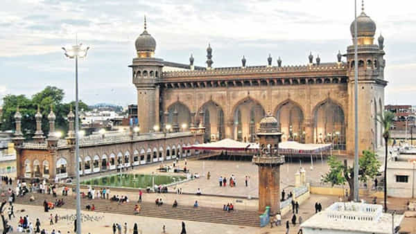Hyderabad Old City: పాతబస్తీలో హై-అలెర్ట్.. పోలీసుల నిఘాలో ఓల్డ్ సిటీ..