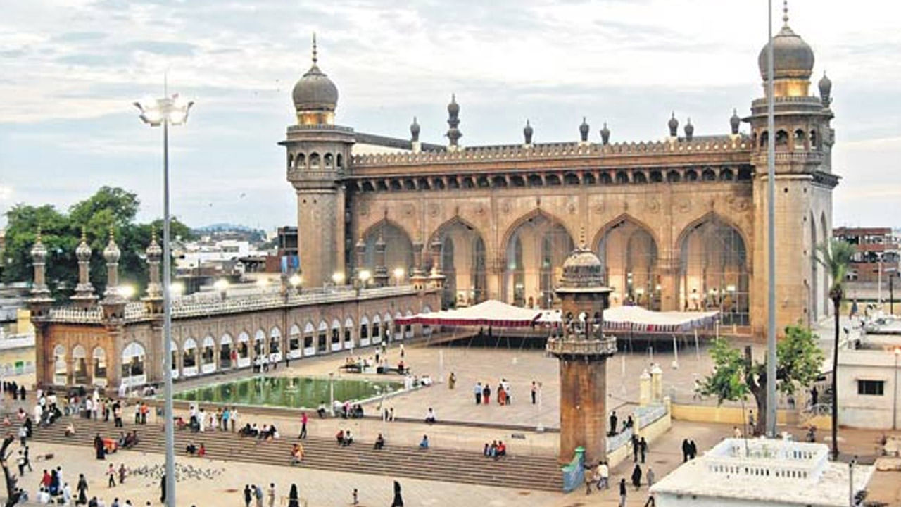 Hyderabad Old City: పాతబస్తీలో హై-అలెర్ట్.. పోలీసుల నిఘాలో ఓల్డ్ సిటీ..