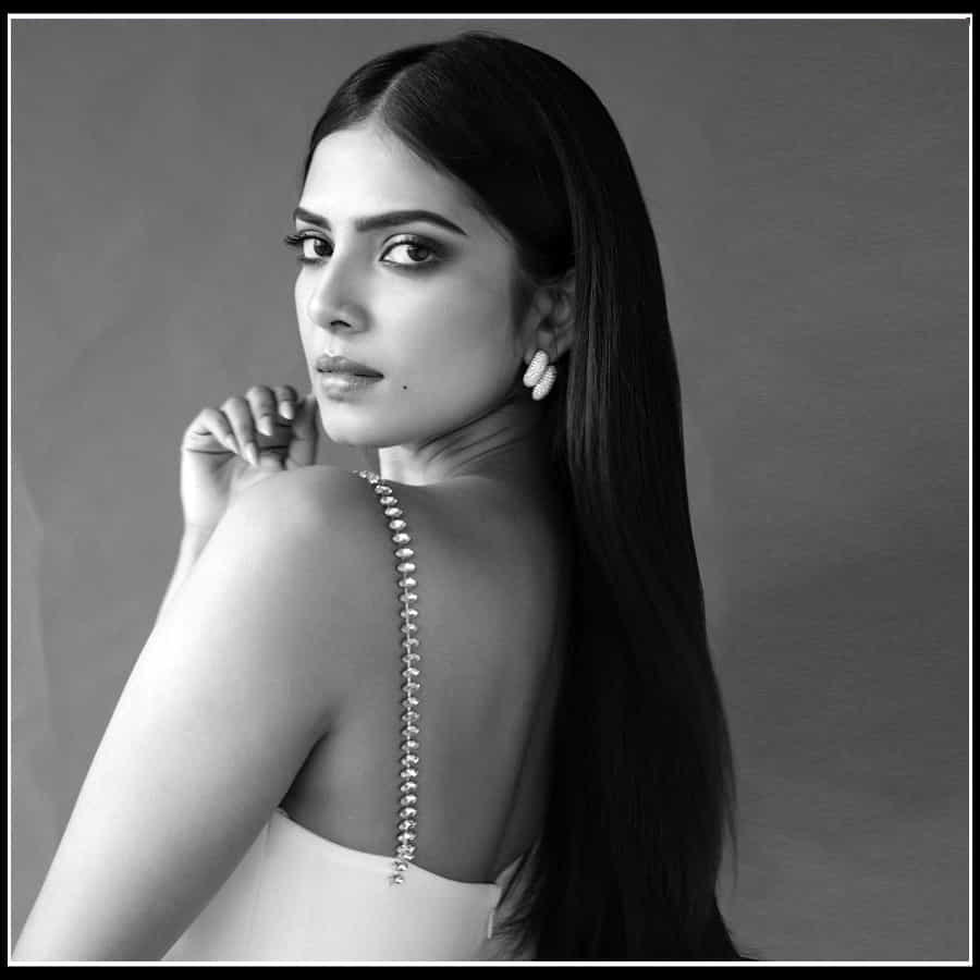 Malavika Mohanan: మాళవిక వంపుసొంపులు చూసి చిందులేస్తున్న అందాలు..