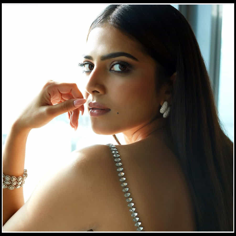 Malavika Mohanan: మాళవిక వంపుసొంపులు చూసి చిందులేస్తున్న అందాలు..