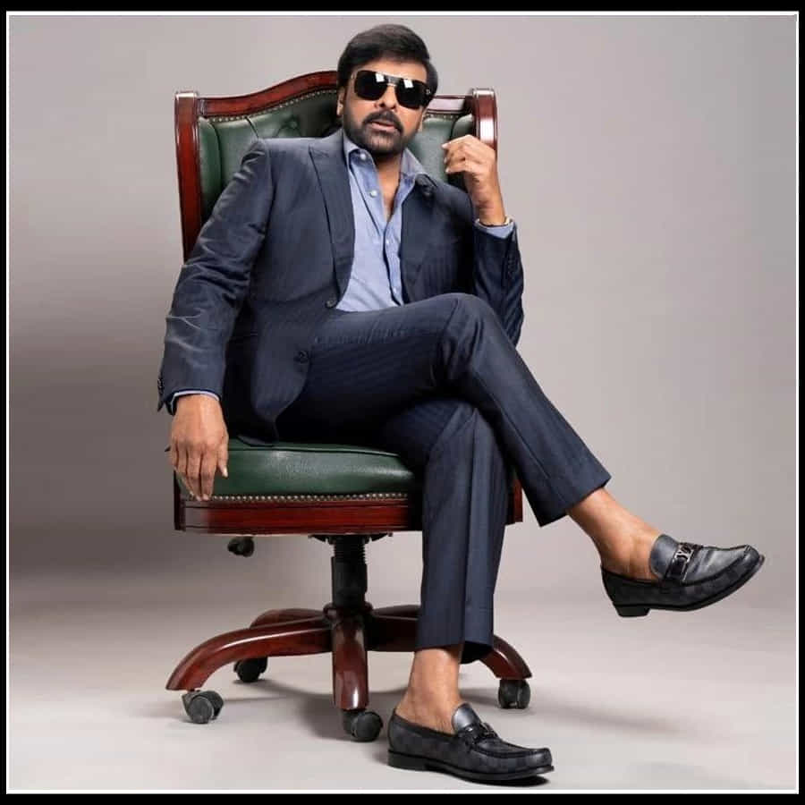 ఆరు పదుల వయస్సులోనే మెగాస్టార్ ఎంతో స్టైలిష్‌గా ఉన్నారంటూ ఆయన ఫ్యాన్స్ ప్రశంసల్లో ముంచెత్తుతున్నారు.