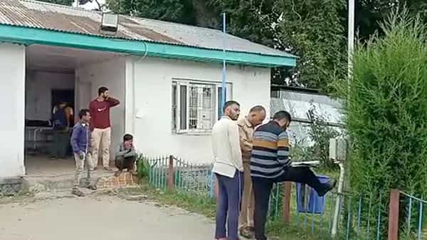 Jammu And Kashmir: జమ్మూ కాశ్మీర్లో ఉగ్రవాదుల మరో దుశ్చర్య.. వలస కూలీ దారుణ హత్య