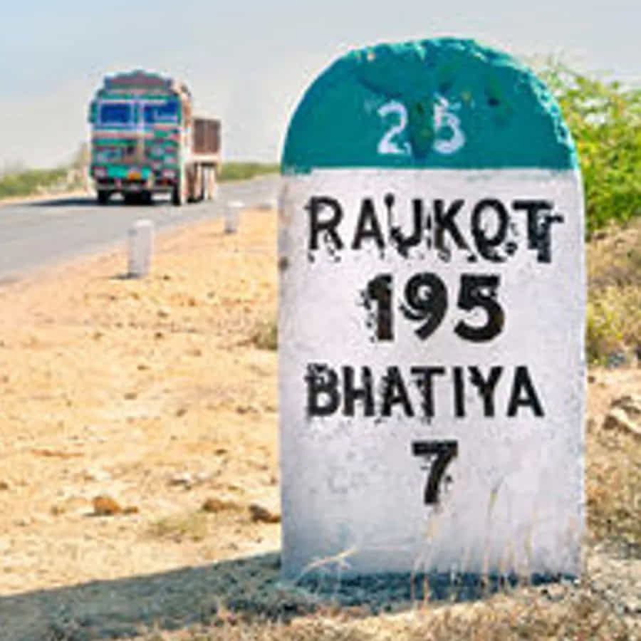 కొన్ని రోడ్లపై పచ్చని స్ట్రిప్స్‌తో మైల్ స్టోన్స్ ఉంటాయి. అవి రాష్ట్ర రహదారులను సూచిస్తాయి. రాష్ట్ర ప్రభుత్వం ఏదైనా హైవే, రోడ్డు నిర్మిస్తే ఆ రోడ్డు పక్కన ఏర్పాటు చేసిన మైలు రాయికి పచ్చన స్ట్రిప్స్‌తో కూడిన రంగులు వేయడం జరిగింది. ఈ రహదారి బాధ్యత రాష్ట్ర ప్రభుత్వం చేతుల్లో ఉంటుందని దీని అర్థం. ఈ రహదారి రాష్ట్రంలోని ఒక నగరానికి మరొక నగరాన్ని కలుపుతుంది.