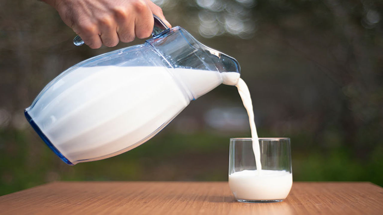 Raw Milk Benefits: పచ్చి పాలలో పుష్కలంగా ఆరోగ్య పోషకాలు.. మరిన్ని ప్రయోజనాలను తెలుసుకుందాం..