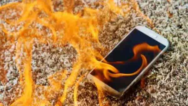 Mobile Blast: చేతిలో పేలిన ఫోన్.. రిపేర్ చేస్తుండగా ఎగసిపడిన మంటలు.. భయంతో పరుగులు తీసిన జనం