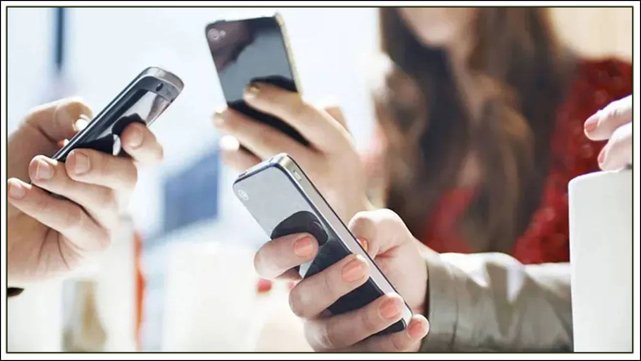 Mobile Phone: వినియోగదారులకు మరో ఎదురుదెబ్బ.. త్వరలో పెరగనున్న మొబైల్ ధరలు.. ఎందుకంటే..!