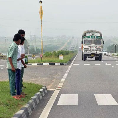  తరచుగా ప్రజలు జీబ్రా క్రాసింగ్ లేకుండా రోడ్డు దాటుతున్నారు. అలా చేయడం చాలా ప్రమాదకరం. ఏది ఏమైనా నిర్లక్ష్యంగా రోడ్డు దాటడం చట్ట విరుద్ధం. కానీ ముంబైలో.. ఓ యువకుడు యాక్సిడెంట్ చేసి.. జీబ్రా క్రాసింగ్ ను సాకుగా చెప్పడం కూడా నేరంగా కోర్టు భావించింది. 
