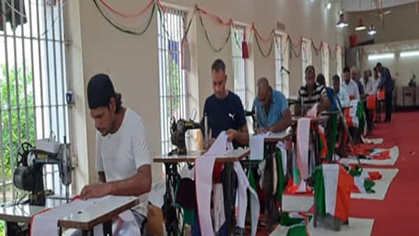 Azadi ka Amrit Mahotsav: హర్ ఘర్ తిరంగ ఉద్యమంలో భాగమైన 50మంది ఖైదీలు.. 15 వేల త్రివర్ణ పతకాల తయారీ