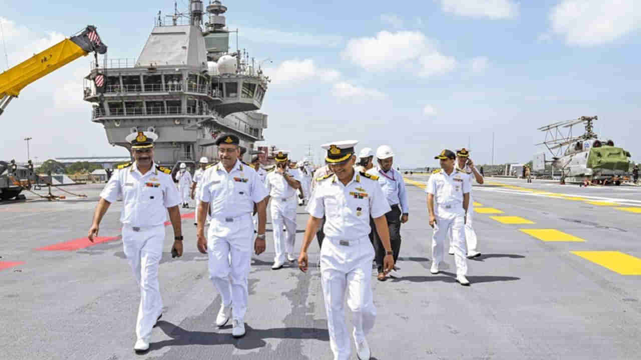 Navy Jobs: ఇండియన్‌ నేవీ ఉద్యోగాలకు దరఖాస్తు చేసుకున్నారా.? రేపే చివరి తేదీ.. బీటెక్‌ చేసిన వారు అర్హులు..