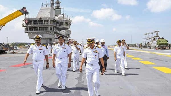 Navy Jobs: ఇండియన్ నేవీ ఉద్యోగాలకు దరఖాస్తు చేసుకున్నారా.? రేపే చివరి తేదీ.. బీటెక్ చేసిన వారు అర్హులు..