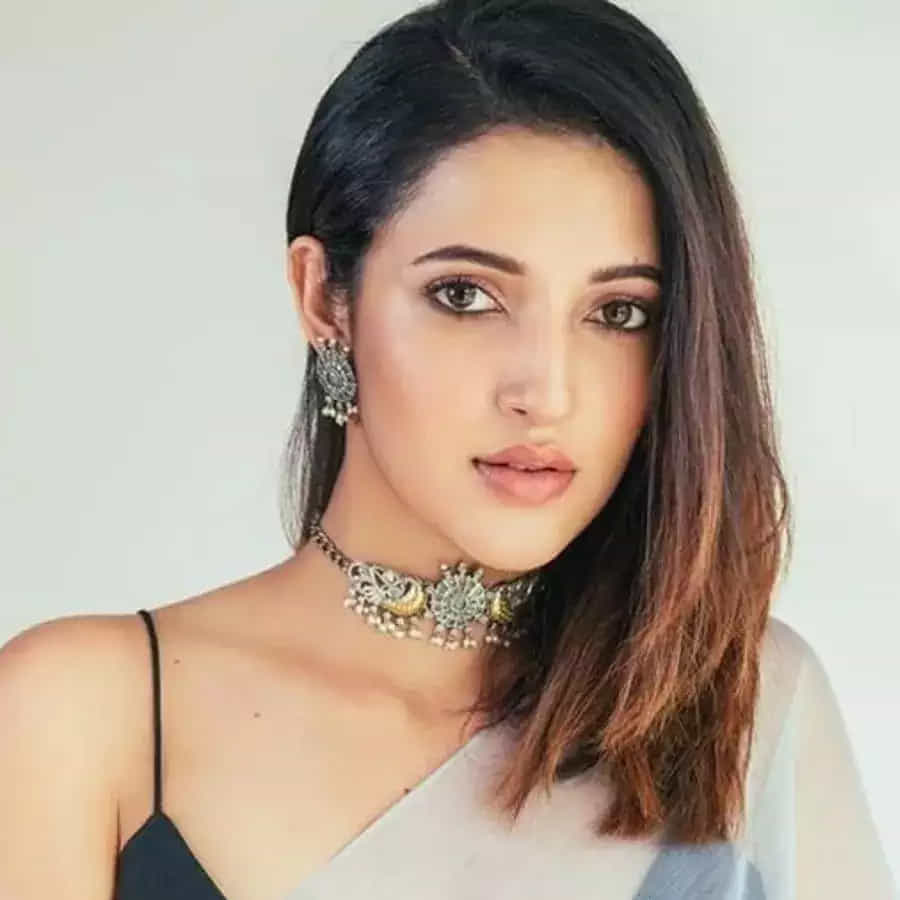 ఈ అమ్మడు ఆ సినిమా లో అందాలతో అదరగొట్టేసింది. సినిమాలో ఎక్కువ శాతం చీర కట్టులో ఉన్నా కూడా అందం అంటే ఇలా ఉండాలి అన్నట్లుగా అందరినీ ఆకట్టుకుంది.