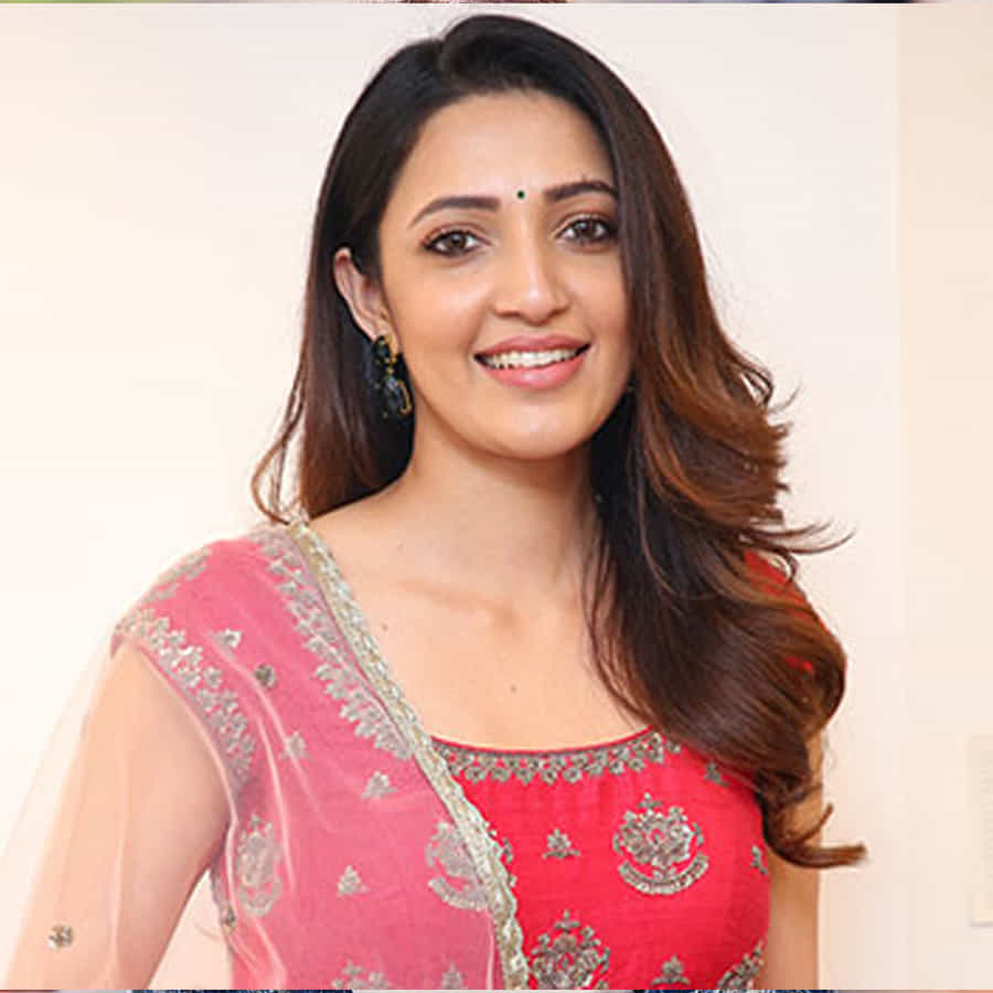 డీజే టిల్లు తర్వాత ఈ అమ్మడు వరుస సినిమాలతో బిజీ అవుతుందని అంతా భావించారు. కాని ఈ అమ్మడు మాత్రం ఆచితూచి సినిమాల ను ఎంపిక చేసుకుంటుంది.
