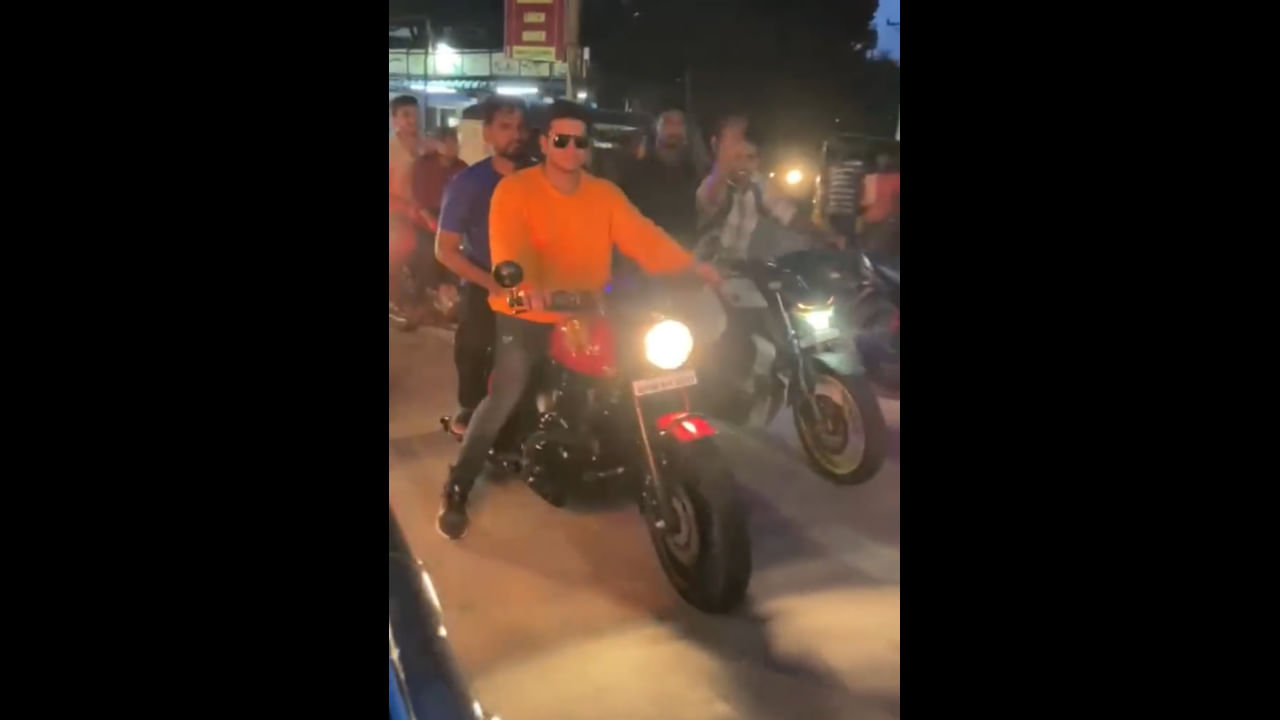 Karthikeya 2: కార్తికేయ 2 హిట్తో ఫుల్ జోష్లో యంగ్ హీరో.. బైక్ పై చక్కర్లు కొట్టిన నిఖిల్