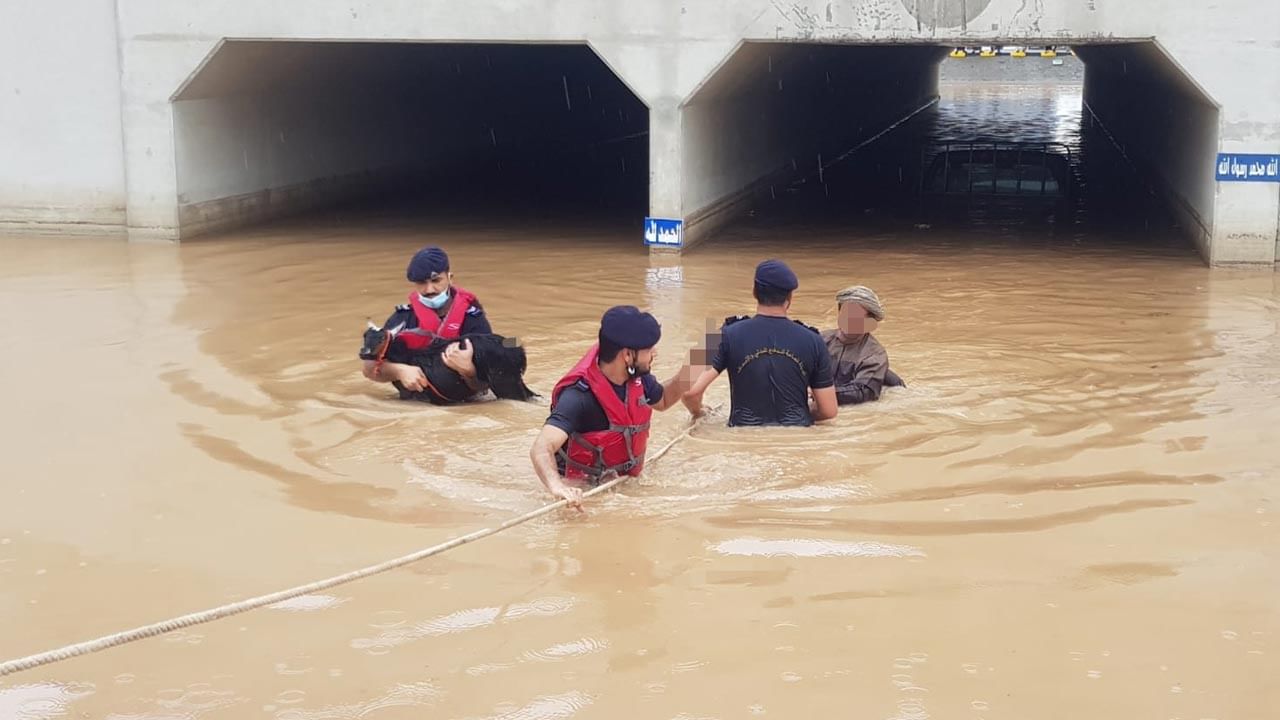 Oman Floods: కుదిపేస్తున్న వరదలు.. విరిగిపడుతున్న కొండచరియలు.. జనజీవనం అస్తవ్యస్తం.. వీడియో