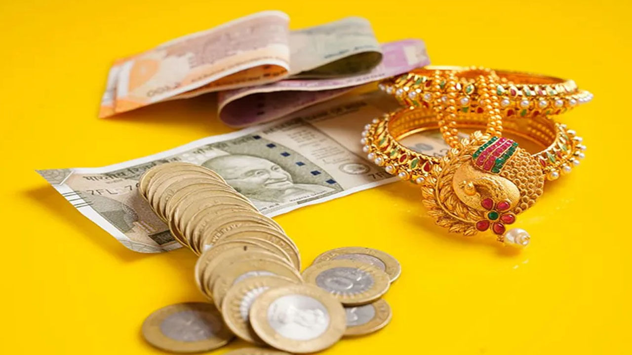 Gold, Silver Price Today: మగువలకు షాకిచ్చిన పసిడి ధరలు.. తాజాగా బంగారం, వెండి రేట్లు