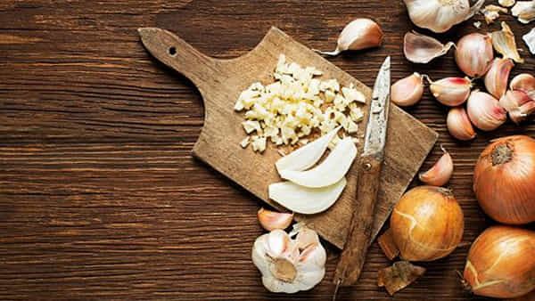 Kitchen Tips: వెల్లుల్లి..ఉల్లిపాయల కోసిన తర్వాత ఘాటైన వాసలు పోగట్టడం ఎలానో తెలుసా..
