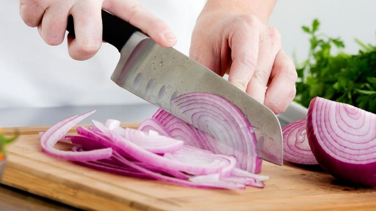 Onion Cutting: చాలా ఈజీగా ఉల్లిగడ్డను కట్ చేయొచ్చు.. ఈ వీడియో చూస్తే సింపుల్ ట్రిక్ తెలిసిపోతుంది..