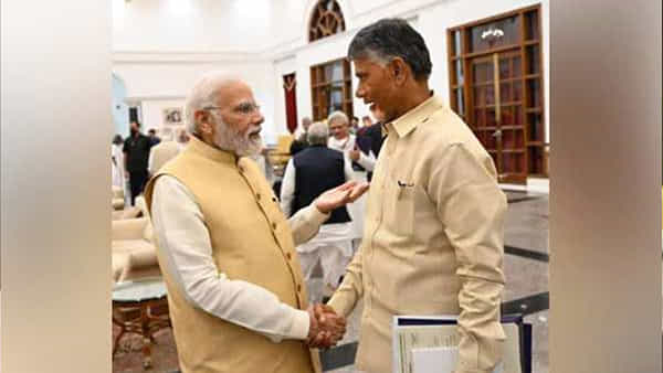 PM Modi- Chandrababu: ఎన్నాళ్లకెన్నాళ్లకు.. ఒకే వేదికపై ప్రధాని మోడీ, చంద్రబాబు.. ఆప్యాయంగా పలకరింపులు, ముచ్చట్లు