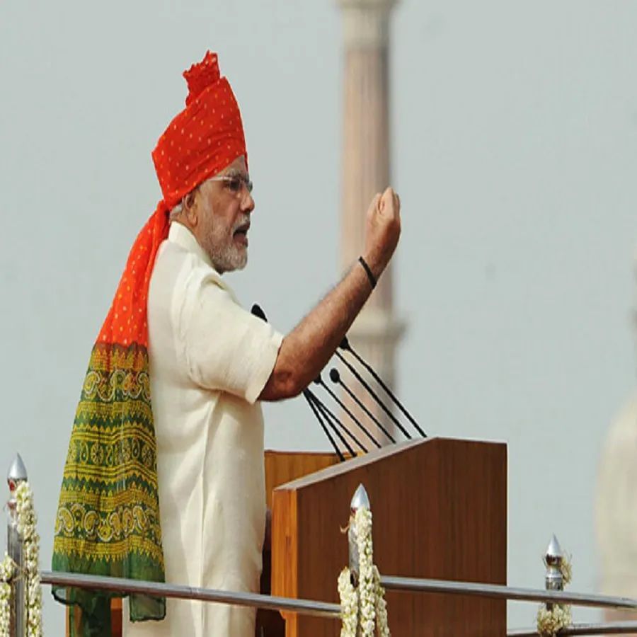 2014లో ప్రధాని మోదీ తొలిసారిగా ఎర్రకోటపై జెండాను ఎగురవేశారు. ప్రకాశవంతమైన రంగుల కుర్తా, చుడీదార్ పైజామా ధరించాడు.