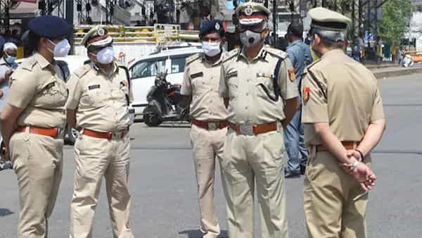 Gujarats Vadodara: గణేష్ విగ్రహల తరలింపులో వివాదం.. పరస్పరం రాళ్లు రువ్వుకున్న ఇరు వర్గాలు.. పరిస్థితి ఉద్రిక్తం