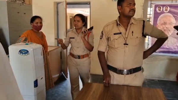Sri Sathyasai District: ఎస్సై మేడమ్.. మీరూ ఒక మహిళేగా.. గోడు చెప్పుకునేందుకు వస్తే ఇలా మాట్లాడొచ్చా