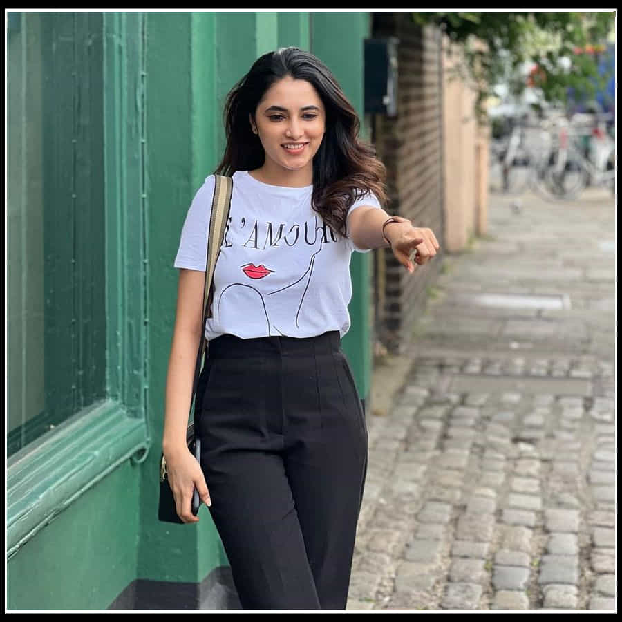 Priyanka Mohan: విదేశీ రోడ్ల మీద మకరందాన్ని వెదజల్లుతున్న సుందరి 'ప్రియాంక మోహన్‌'..