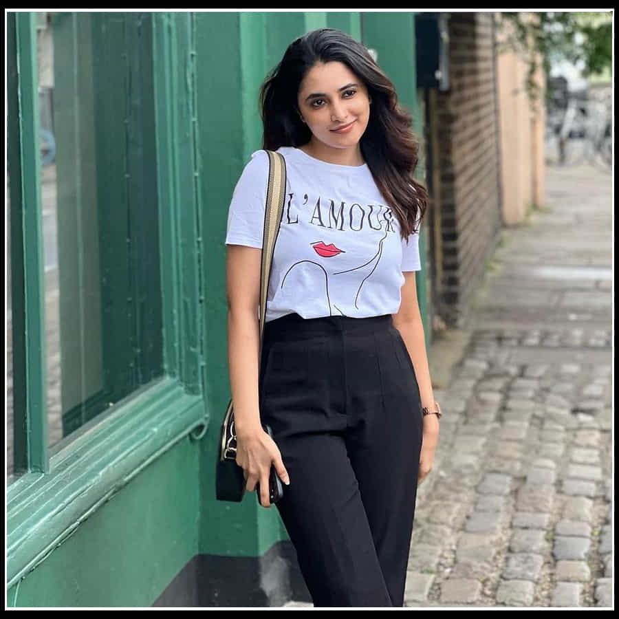 Priyanka Mohan: విదేశీ రోడ్ల మీద మకరందాన్ని వెదజల్లుతున్న సుందరి 'ప్రియాంక మోహన్‌'..