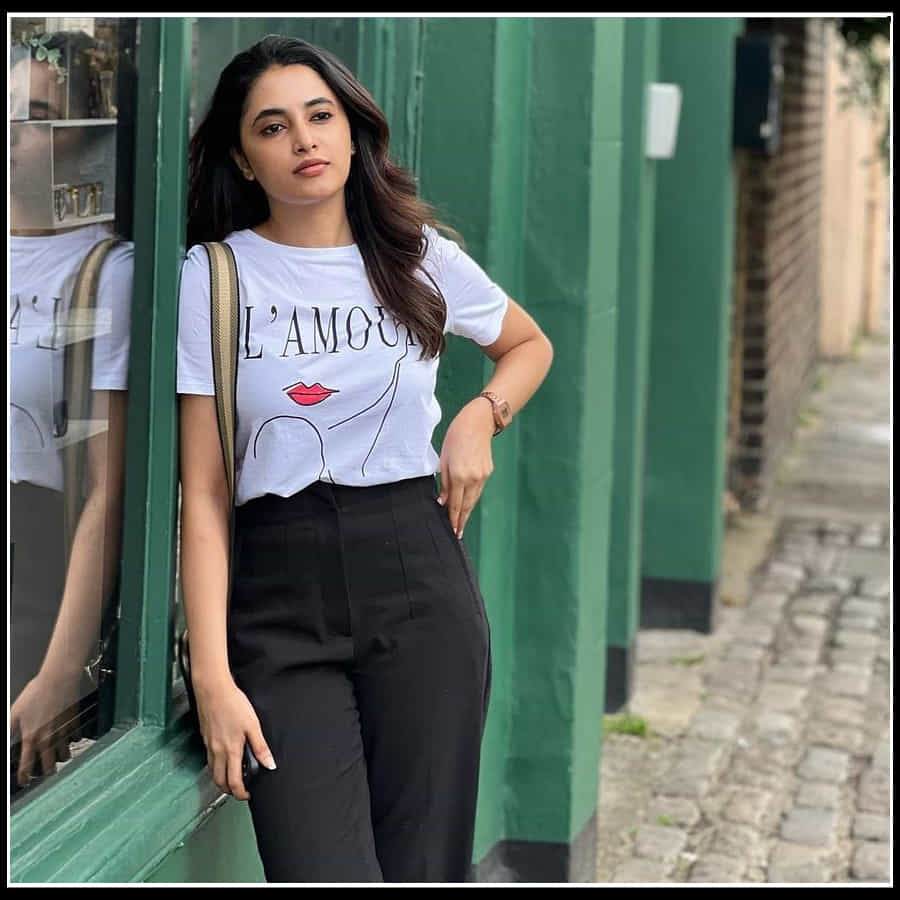Priyanka Mohan: విదేశీ రోడ్ల మీద మకరందాన్ని వెదజల్లుతున్న సుందరి 'ప్రియాంక మోహన్‌'..