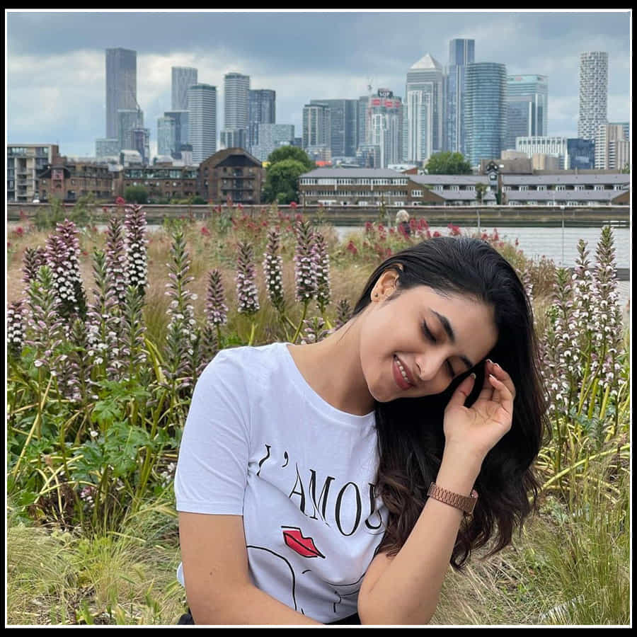 Priyanka Mohan: విదేశీ రోడ్ల మీద మకరందాన్ని వెదజల్లుతున్న సుందరి 'ప్రియాంక మోహన్‌'..