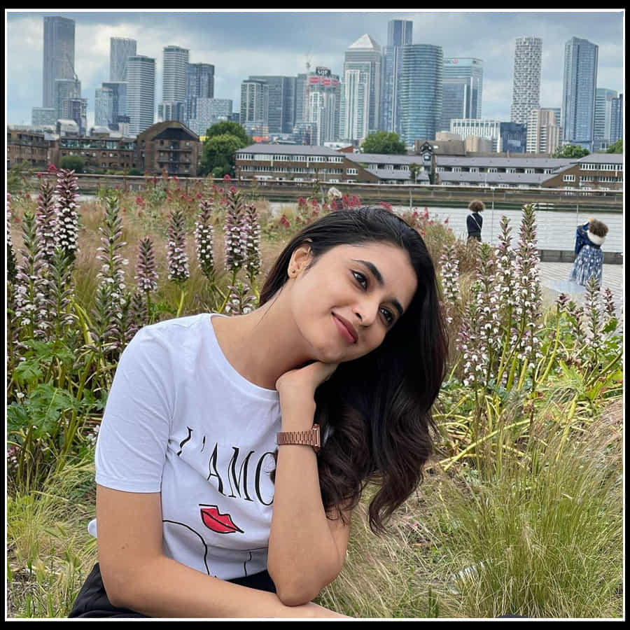 Priyanka Mohan: విదేశీ రోడ్ల మీద మకరందాన్ని వెదజల్లుతున్న సుందరి 'ప్రియాంక మోహన్‌'..