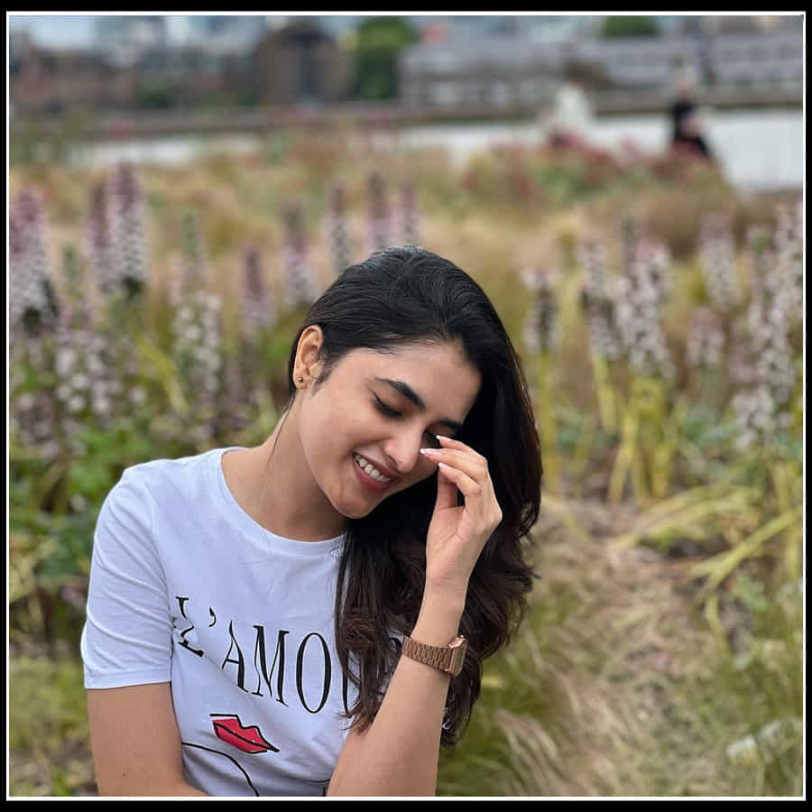 Priyanka Mohan: విదేశీ రోడ్ల మీద మకరందాన్ని వెదజల్లుతున్న సుందరి 'ప్రియాంక మోహన్‌'..