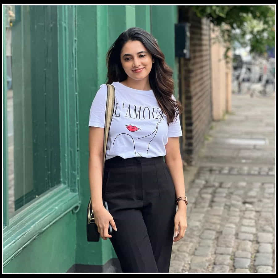 Priyanka Mohan: విదేశీ రోడ్ల మీద మకరందాన్ని వెదజల్లుతున్న సుందరి 'ప్రియాంక మోహన్‌'..