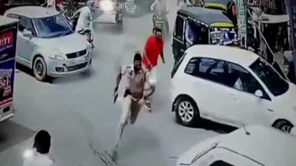 Viral Video: సినిమాను మించిన రియల్ సీన్.. దొంగలను ఛేజ్ చేసి మరి పట్టుకున్న పోలీసులు.. వీడియో చూస్తే మైండ్ బ్లాంకే..