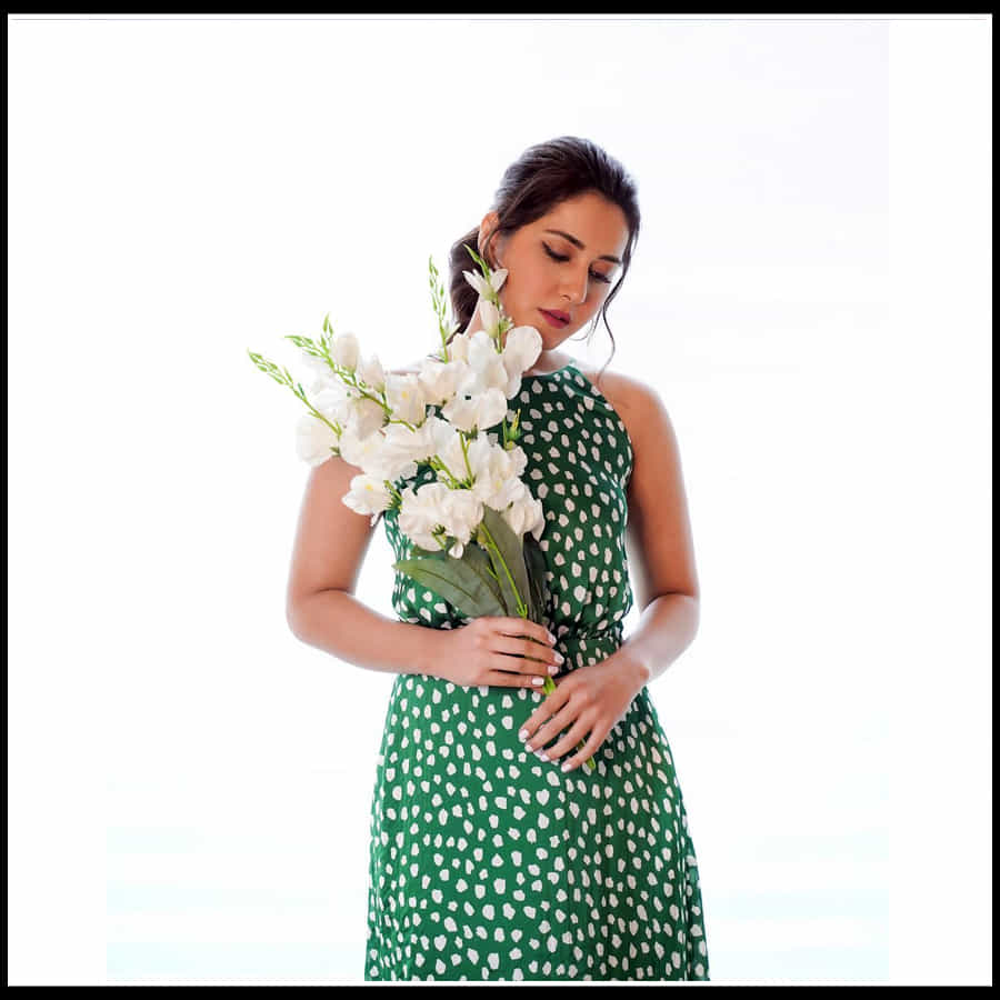 Raashi Khanna: కాళిదాసు రాసిన కావ్యంలా మెస్మరైజ్ చేస్తున్న నెమలికళ్ళ రాశి ఖన్నా..