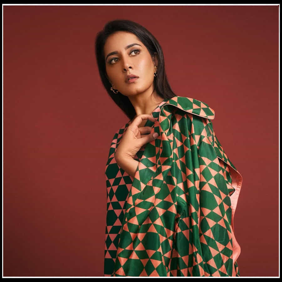 Raashi Khanna: కాళిదాసు రాసిన కావ్యంలా మెస్మరైజ్ చేస్తున్న నెమలికళ్ళ రాశి ఖన్నా..