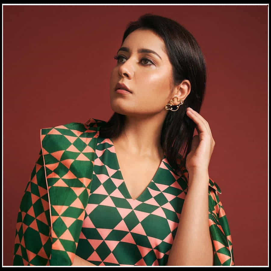 Raashi Khanna: కాళిదాసు రాసిన కావ్యంలా మెస్మరైజ్ చేస్తున్న నెమలికళ్ళ రాశి ఖన్నా..