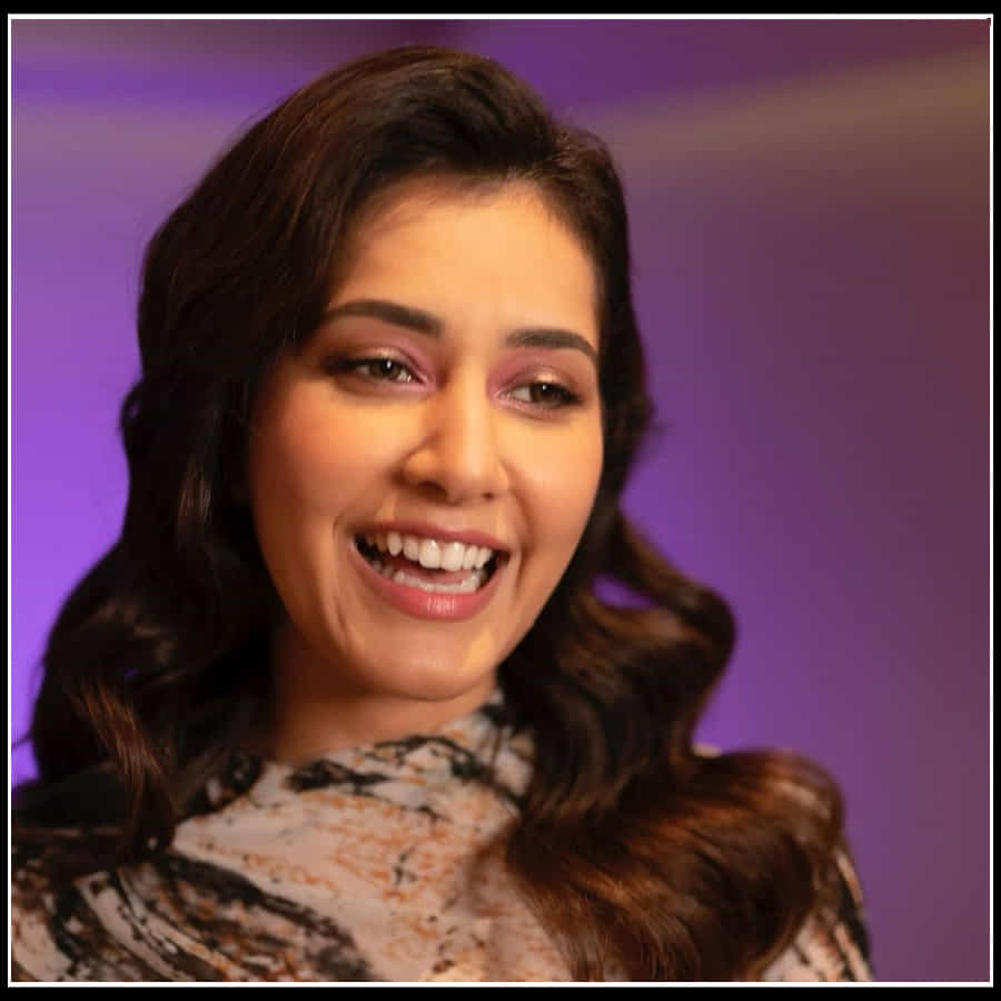 Raashi Khanna: కాళిదాసు రాసిన కావ్యంలా మెస్మరైజ్ చేస్తున్న నెమలికళ్ళ రాశి ఖన్నా..