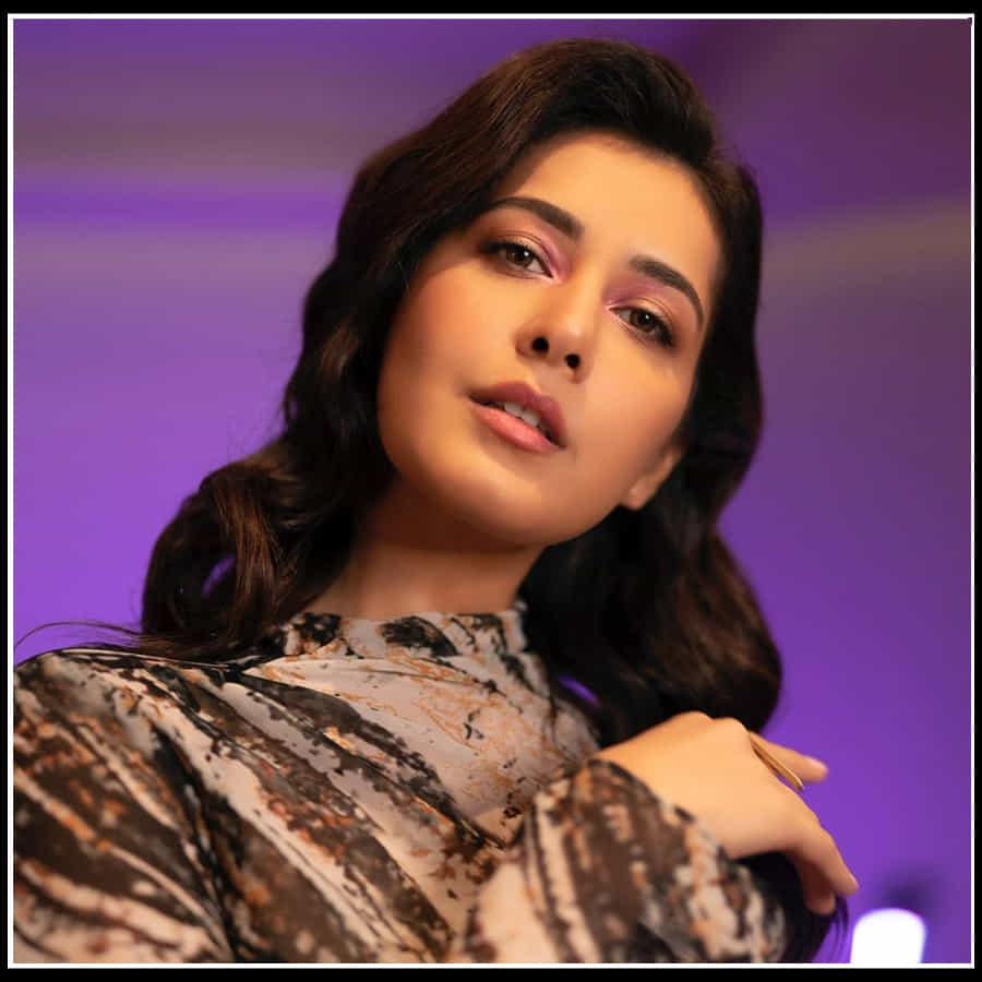 Raashi Khanna: కాళిదాసు రాసిన కావ్యంలా మెస్మరైజ్ చేస్తున్న నెమలికళ్ళ రాశి ఖన్నా..